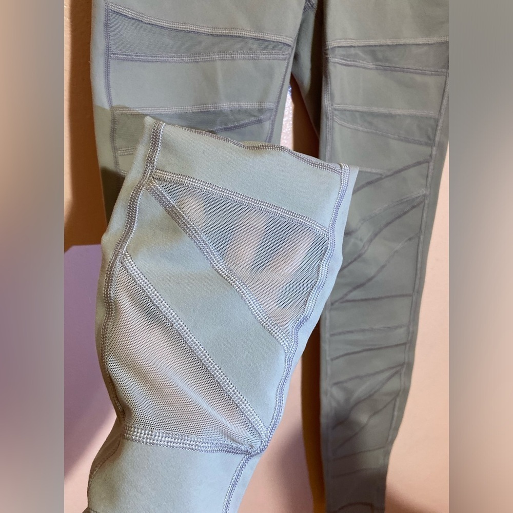 Lululemon legging - Picture 3 of 8